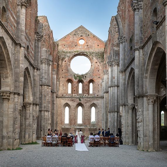 MARIAGE DANS UNE CHAPELLE À CIEL OUVERT, TOSCANE, (FERME-AUBERGE O)